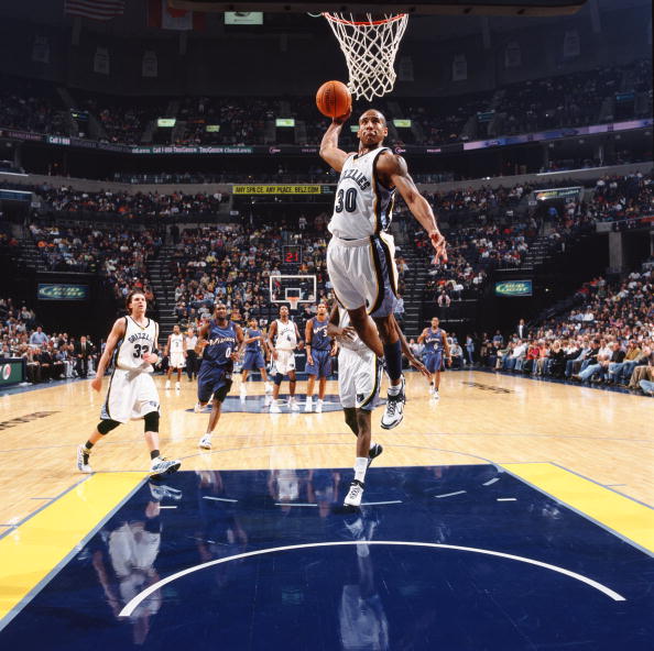 鲁莽染红!林良铭数据:3次过人0成功,3次传球2次成功.